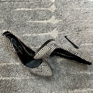 Jessica Simpson Sz 8.5 Black and White tribal pattern great condition. Pre loved